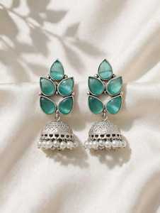 Boucles d'oreilles Jhumka tendance en laiton oxydé Monalisa, pierres artificielles, perles blanches, magnifique motif floral pour femmes, tendance ethnique - Product Image 6