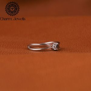 Anillo de Compromiso Charm_Jewells para Mujer con Moissanita Corte Cojín, Plata 925, Engaste de Garras, Certificado IGI, 3 GM, Estilo Minimalista - Product Image 3
