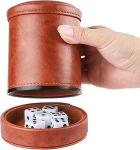 Shaker à dés classique en cuir écologique fait main et durable, 10 pièces, avec gobelet de jeu personnalisé pour fêtes et bars - Product Image 1