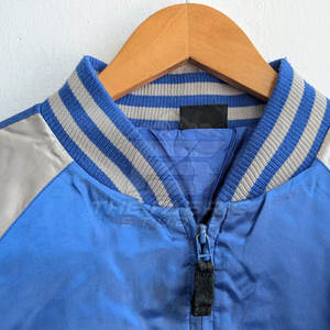 Veste Sukajan élégante à toucher doux avec col montant et logo sur le devant, disponible en différentes couleurs mélangées, idéale pour les fêtes et les voyages. - Product Image 4