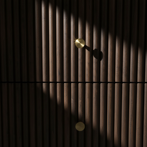 Table d'appoint moderne avec 2 tiroirs, en MDF acacia, placage chêne, plateau en marbre, design dynamique pour salles à manger et espaces de vie. chambre à coucher. - Product Image 5