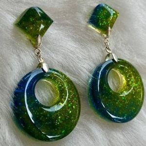 Boucles d'oreilles pendantes en résine multicolores de qualité supérieure pour femmes, bijoux de mode pour fêtes et mariages - Product Image 3