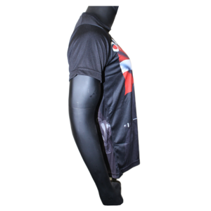 Camiseta de poliéster negra de manga corta para hombre con la bandera de Dinamarca y estampado de sublimación vikingo, estilo casual con cuello redondo y corte regular tipo jersey. - Product Image 3