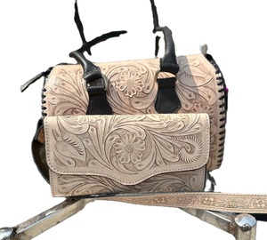 Bolsa de Viaje Ejecutiva de Cuero Hecha a Mano de Lujo con Cierre de Cremallera con Grabado Floral, Forro de Poliéster Impermeable y Diseño Duradero - Product Image 1