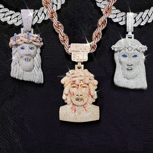 Un superbe diamant rond rehaussé d'un pendentif hip hop moissanite en argent sterling 925 crée un look élégant et captivant - Product Image 4