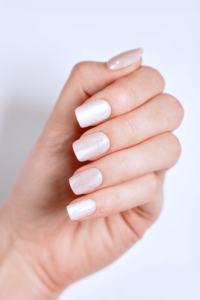 Uñas Postizas de Lujo con Brillo Blanco ABS, Forma de Almendra, Reutilizables, con Estampado Dorado, Longitud Media, Marca Helios, para Arte de Uñas - Product Image 2