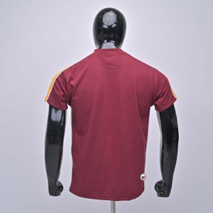 เสื้อยืดแขนสั้นสีแดงเลือดหมูสำหรับผู้ชาย ราคาส่ง แต่งขอบสีเหลือง ทรงโอเวอร์ไซส์ คอกลม ผ้าถัก สีพื้น น้ำหนัก 280 กรัม - Product Image 2