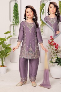 Conjunto Sharara Morado Bordado para Niñas, Georgette, Tradicional, para Bodas y Fiestas, Largo hasta el Tobillo, Corte Regular, Estilo Indio, Sin Arrugas - Product Image 3