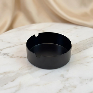 Cendrier en métal noir mat avec fentes pour cigarettes, cendrier rond moderne pour table, idéal pour la maison, le bureau, le balcon, le café et les lieux de fumeurs - Product Image 3