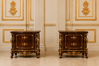 Ensemble de lit king size ravissant de style rococo, tables de chevet en teck de qualité supérieure, meubles de chambre à coucher durables et luxueux de style antique pour villas au Royaume-Uni