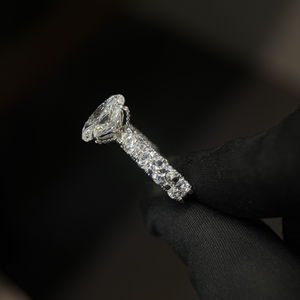 Anillo de Compromiso con Diamante Cultivado en Laboratorio CVD Ovalado de 2.50 Ct, Certificado por IGI, Oro Blanco de 14k, Estilo de Conjunto Nupcial de Lujo con Halo Oculto - Product Image 3