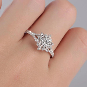 แหวนหมั้นเพชรแล็บโกรว์รูปเกล็ดหิมะลายดอกไม้ทองคำขาว 14K - Product Image 2