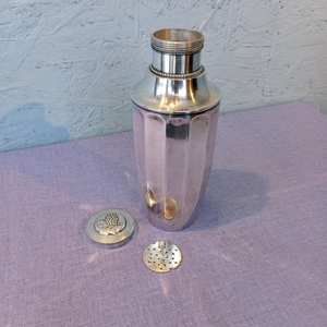 Coctelera Clásica de Acero Inoxidable Estilo Bar, Perfecta para Mezclar Cócteles Fríos en Restaurantes, Bares, Hoteles y Discotecas - Product Image 3