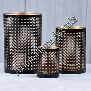 Axiom Home Accents Diseño geométrico moderno Juego de portavelas de madera Acabado elegante para Navidad Ocasiones especiales Incluye linternas - Product Image 4