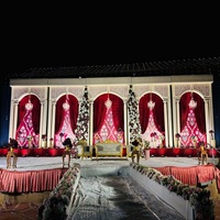 Scène de mariage traditionnelle à arche ouverte, thème blanc et doré, pour mariage en plein air