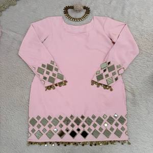 Conjunto Sharara VASTRA COTTAGE con Top de Seda, Bordado con Hilo de Espejo y Dupatta con Lentejuelas, Ropa Étnica Festiva - Product Image 4