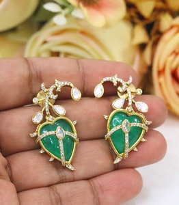 Adorables boucles d'oreilles pendantes en laiton plaqué or avec moissanite de qualité supérieure, élégantes et tendance, pour femmes et jeunes filles, idéales pour les mariages et les soirées. - Product Image 3