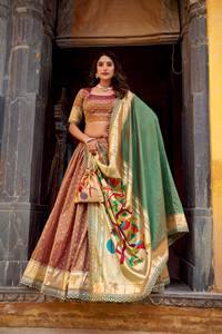 Dernière collection : Lehenga Choli en organza avec broderie Zari et bordure en dentelle, accompagné d'un dupatta et d'un chemisier traditionnel - Product Image 2