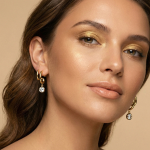 Boucles d'oreilles créoles en or jaune avec diamant rond taille brillant, style minimaliste, pour femme, à porter au quotidien - Product Image 4