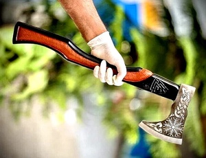 Axe Viking artisanal A&M ENTERPRISES avec tête en acier gravée de la rune Aegishjalmur, manche en bois courbé avec incrustation en cuir - Product Image 2