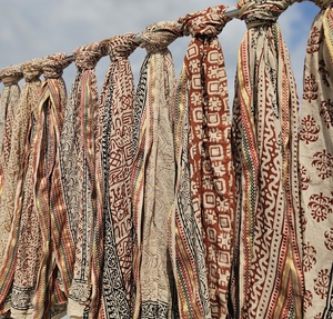 Paréo en coton imprimé à la main avec bordure Zari, motif floral, léger, style bohème, pour la plage, écharpe d'été indienne - Product Image 4