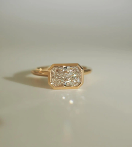 Anillo de compromiso solitario de moissanita de lujo con corte esmeralda en oro de 14K, joyería fina minimalista al por mayor - Product Image 3