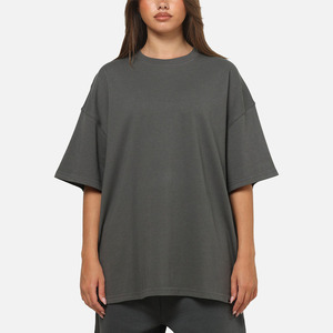 เสื้อยืดสีเทาโอเวอร์ไซส์สำหรับผู้หญิงสั่งทำพิเศษ ผลิตจากผ้าคอตตอนผสมคุณภาพพรีเมียม ระบายอากาศได้ดีและสวมใส่สบาย เหมาะสำหรับใส่ลำลอง - Product Image 6