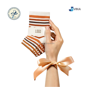 Chaussettes antidérapantes JZVINA pour femmes, avec logo personnalisé, élégantes, à rayures verticales, en tricot, confortables pour le yoga et le pilates. - Product Image 5