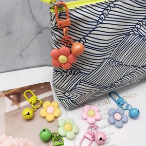 Porte-clés Charmmy adorable en résine plastique motif fleur pastel avec clochette mignonne 6,2 cm, ornement tendance pour filles et femmes - Product Image 4