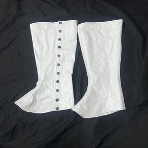 Estos son un par de polainas blancas y negras con cierres de botones plateados. Polainas de lona blancas hasta la rodilla. - Product Image 3