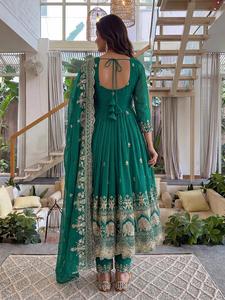 Robes Anarkali en soie croustillante de style indien et pakistanais, les plus belles, pour les mariages, avec de riches broderies et des sequins. - Product Image 5