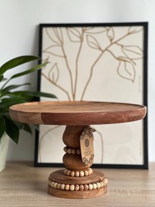 Support à gâteau en bois de style farmhouse haut de gamme avec un design de perles luxueuses pour la présentation en boulangerie, les mariages et la décoration de desserts. - Product Image 5