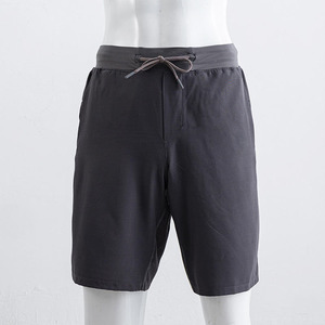 Pantalones cortos de alto rendimiento. Franjas laterales deportivas y detalles en contraste para un estilo llamativo. aparición atlética profesional. - Product Image 2