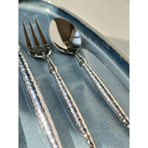 Juego de cubiertos minimalistas de metal con mangos martillados, acabado de alto brillo, apto para lavavajillas, para bodas y uso doméstico. - Product Image 3