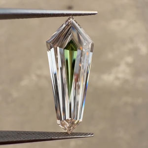 Diamante Bicolor Cultivado en Laboratorio, Corte Antiguo, Forma Ataúd Alargada, Corte Escalonado, Piedra Suelta, Centro Verde, Acabado Pulido, Grado de Corte EX - Product Image 2