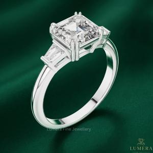 Anillo de Compromiso con Diamante Cultivado en Laboratorio con Corte Asscher Certificado por IGI, con Piedras Laterales Trapezoidales, Oro de 9K, 10K, 14K, 18K - Product Image 4