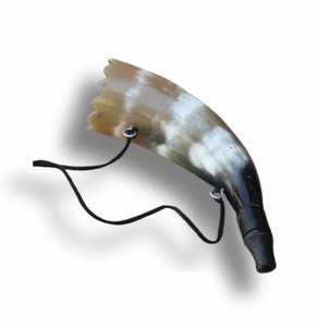 Sifflet artisanal en corne de buffle, finition naturelle, instrument sonore traditionnel, parfait pour les spectacles et expositions culturelles - Product Image 4