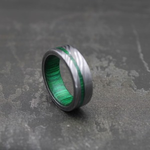 Anillo de Boda de Acero de Damasco con Incrustaciones de Madera, Diseño Plano con Centro Verde, Joyería Unisex OEM DIY para Regalo de Fiesta de Compromiso - Product Image 4