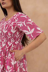 Robe midi rose à rayures et imprimé floral, col en V, manches courtes, coupe trapèze ample, décontractée, en coton tissé respirant pour l'été - Product Image 4