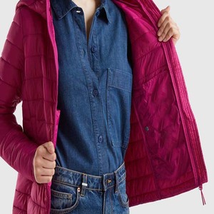 Veste d'hiver courte et ajustée pour femme, avec capuche, rembourrée en duvet et garnissage en coton, en vente. - Product Image 5