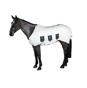 Couverture de cheval blanche pour l'extérieur, toutes saisons, avec rabat de queue moyen et 2 sangles de fixation, en tissu Oxford et rembourrage en polyester - Product Image 1