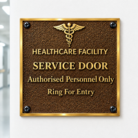 Plaque de porte pour établissement de santé moderne - Personnels autorisés uniquement - Plaque en laiton