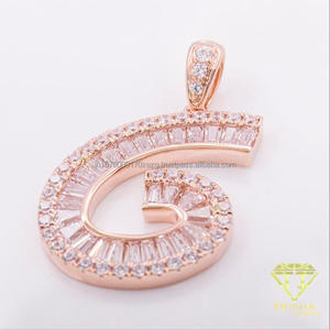 Collar con Colgante de Letra G, Diseño Redondo con Inicial y Piedras Brillantes Detalladas, Tono Oro Rosa, Joyería de Moda - Product Image 1