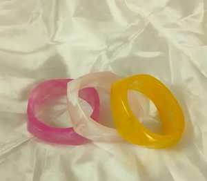 กำไลเรซิ่นทำมือรักษ์โลก ลายวงกลม สีชมพู ขาว เหลือง สีสันสดใส เครื่องประดับแฟชั่นสำหรับผู้หญิง ใช้ในงานคริสต์มาส ขายปลีก - Product Image 1