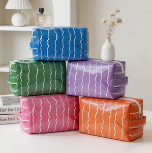 กระเป๋าเครื่องสำอางลายทาง PVC ทันสมัย ขนาดกลาง ปิดซิป กันน้ำ หูหิ้วนุ่ม ลายสีแดงส้ม สำหรับจัดระเบียบเครื่องสำอาง - Product Image 1