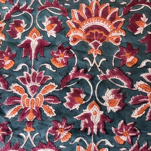 Tela de algodón floral estampada a mano en color verde azulado con motivos mogoles, tela de algodón con estampado de enredaderas florales. - Product Image 2