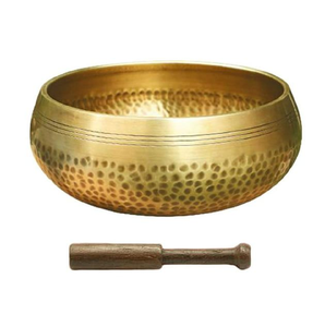 Cuenco tibetano de latón martillado a mano con textura de hoyuelos, con percusor de madera tradicional, disponible a precios de mayorista. - Product Image 1