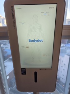 เครื่องวิเคราะห์สุขภาพอัจฉริยะ Bodydot BDF1000 ที่ใช้พลังงานจาก AI โครงอะลูมิเนียมอัลลอยด์ที่ยืดหยุ่นได้ ไม่สามารถพับเก็บได้ ติดตามสุขภาพทั่วร่างกาย - Product Image 3
