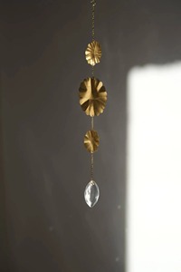 Attrape-soleil en métal et cristal en forme de fleur pour capturer la lumière du soleil, décoration de maison et de jardin, objet suspendu pour fenêtre, cadeau en provenance d'Inde - Product Image 1