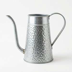 Arrosoir artisanal en fer galvanisé de 32 cm, zinc brut martelé, style vintage Barkha, pour la décoration intérieure et les hôtels - Product Image 1